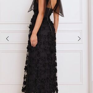 Elegant Black Floral Appliqué Evening Dress